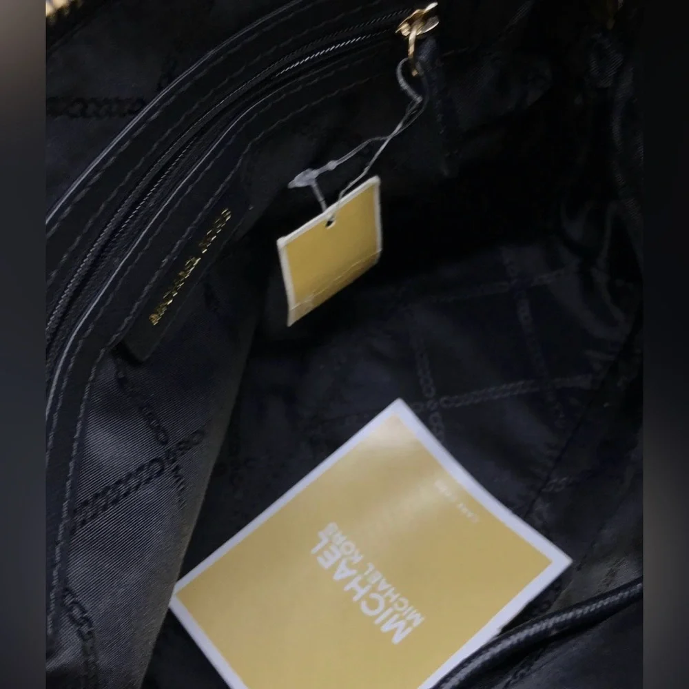 Michael Kors Jet Set Charm Large Dome Crossbody. Bag.